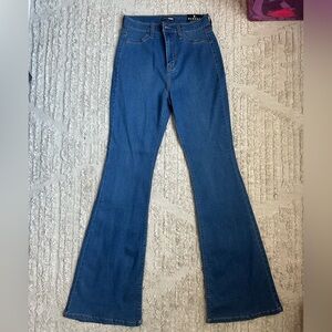 FASHION NOVA HIGH WAISTED BELL BOTTOM JEANS. SIZE 9. NWT.